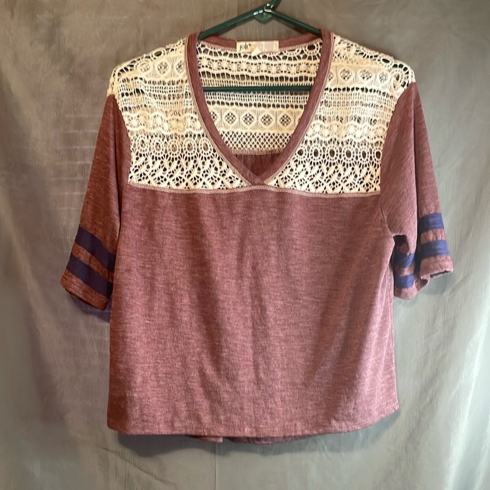 Jolt short sleeve burgundy v-neck with lace